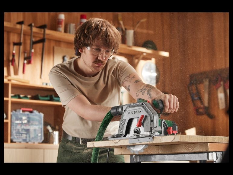 Ручна циркулярна пила торцовка Parkside PHKS 1350 C2