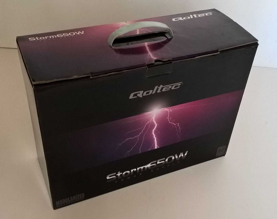 Puste pudełka po podzespołach komputerowych