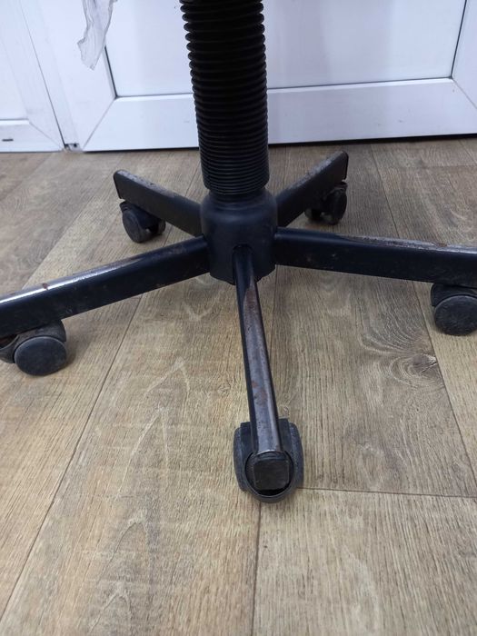 Столик 300грн.Стульчик на колёсах 300грн..Самовывоз.Караваевые Дачи.