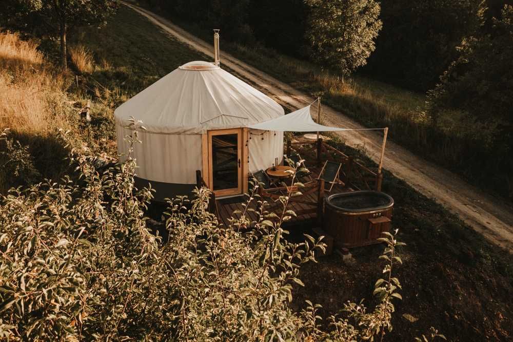 Jurta Szary Wilk z prywatnym jacuzzi i leśnym spa-Dzikolas glamping