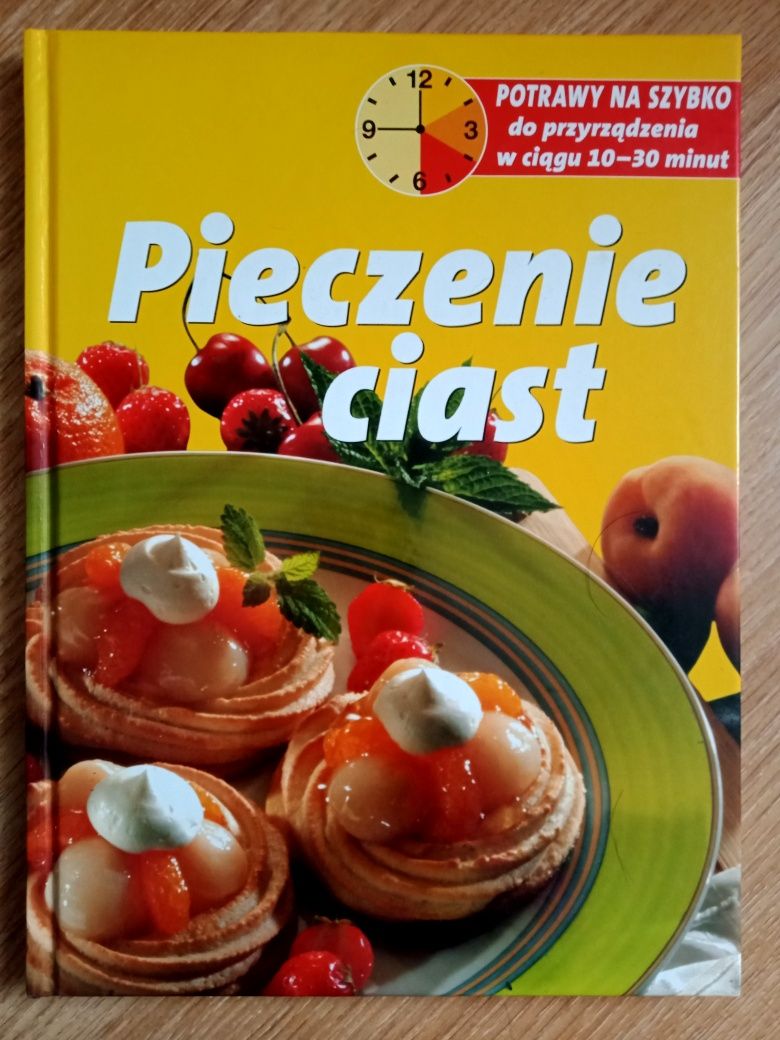 Zestaw książka "Pieczenie ciast" + 80 papierowych foremek do ciast