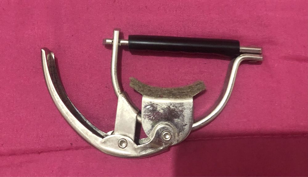 Guitarra clássica marca Rocío modelo n°r10 com acessórios e capa