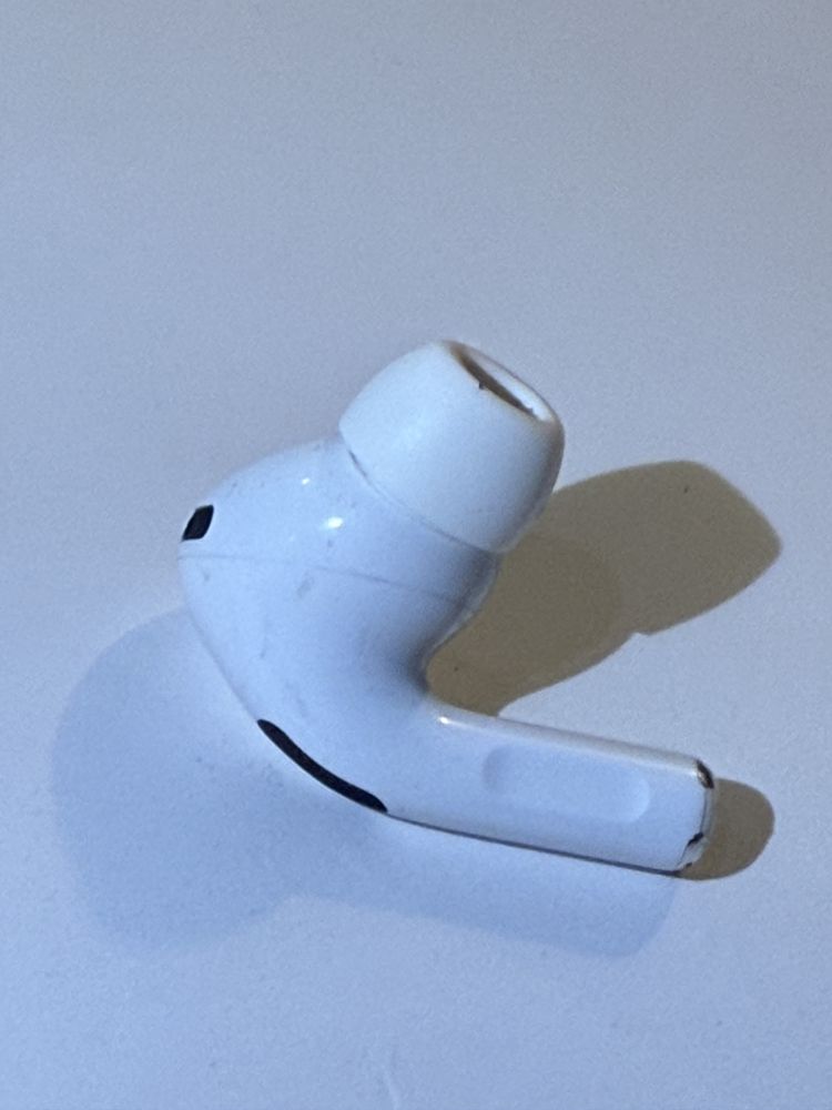 Продам один навушник без кейсу airpods pro 2 a2698
