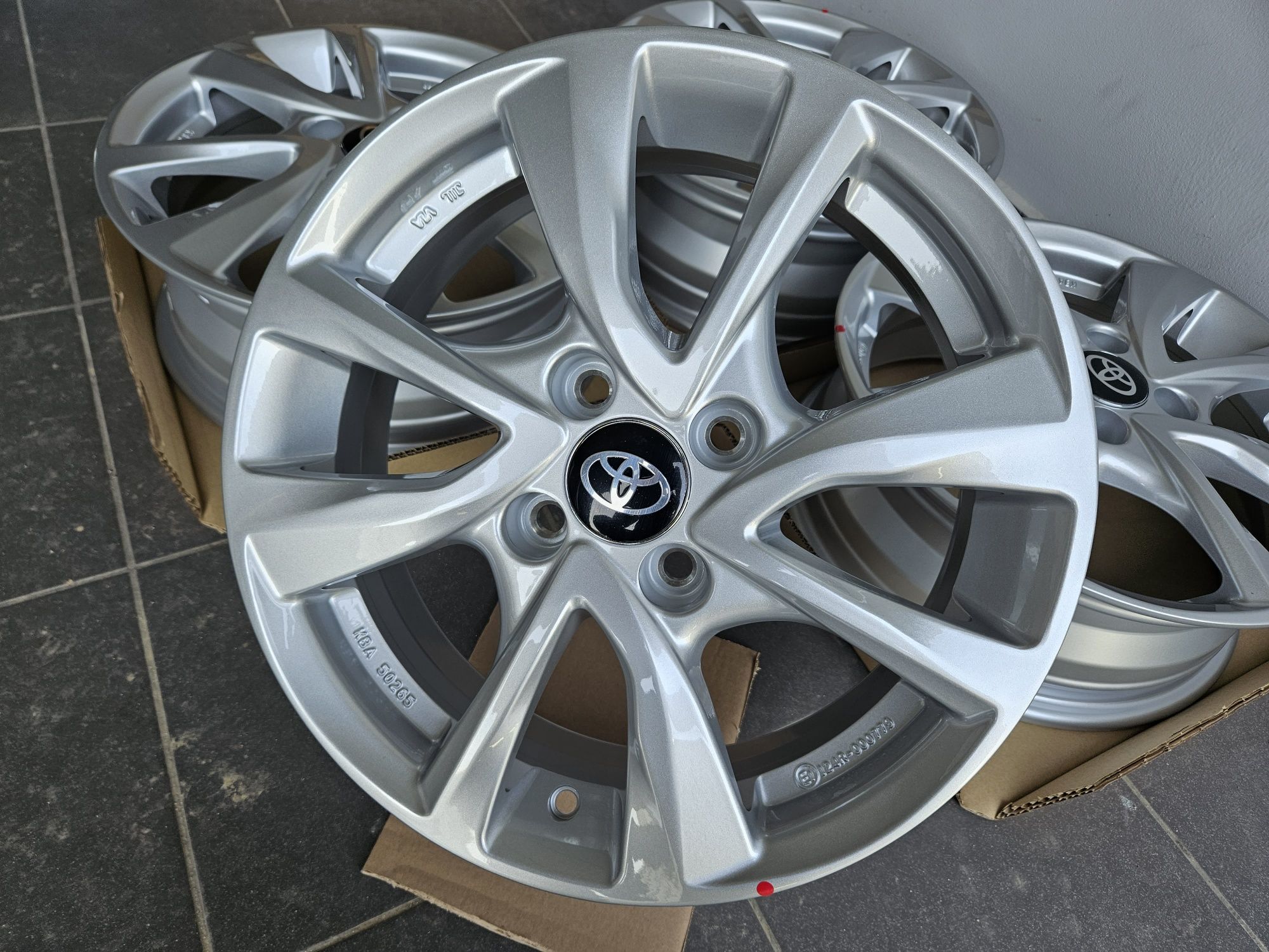 Toyota Yaris III 15 " Nowe 4x100 Yaris 11 - 20 Felgi Srebrne Alufelgi