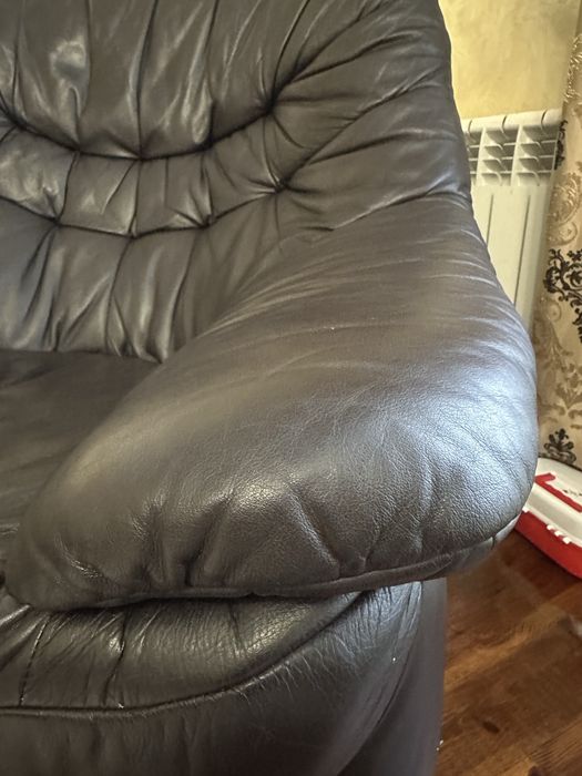 Мʼяке шкіряне стуло, крісло