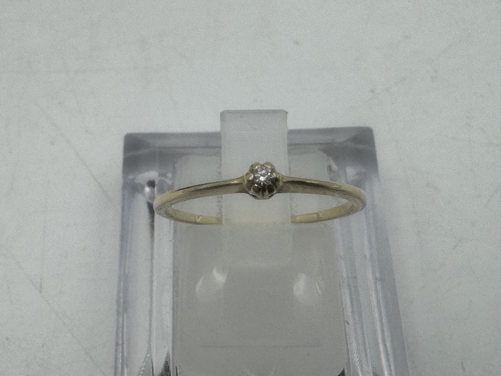 Zaręczynowy złoty pierścionek z diamentem 585 0,95 g r 11