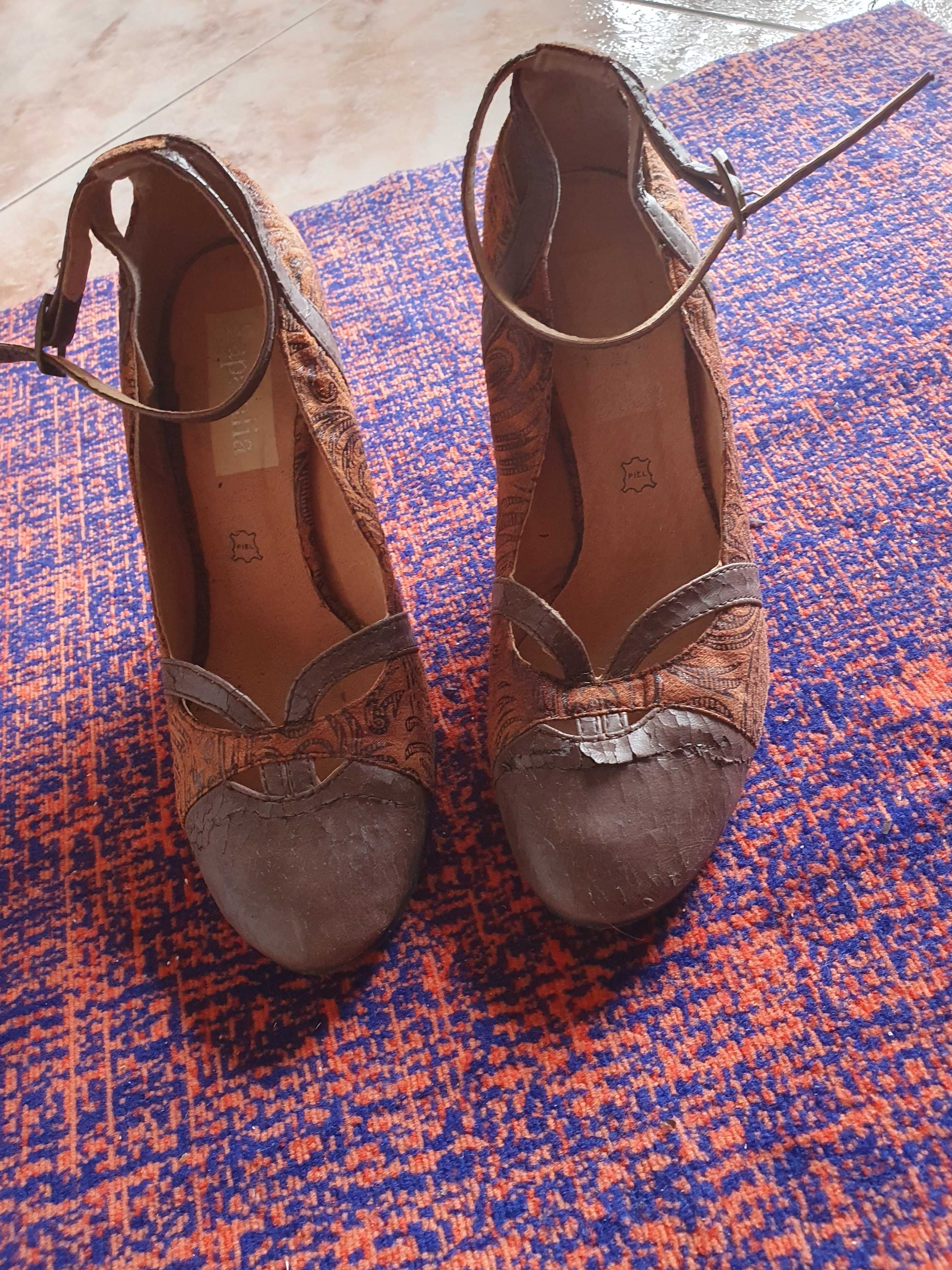 Sapatos de tacão alto