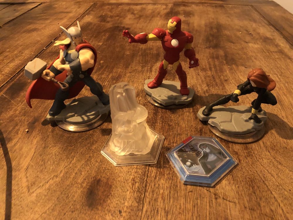 base para jogo Disney Infinity e 5 figuras (o jogo ja foi vendido)