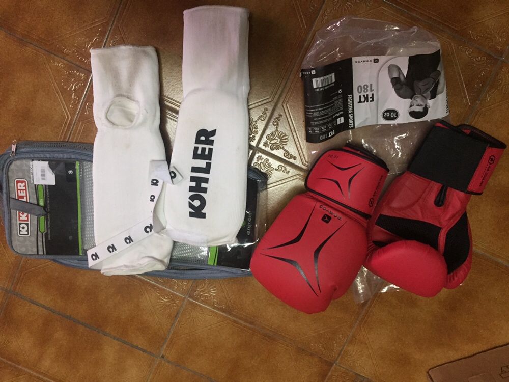 Luvas e caneleiras de kickboxing, para criança.