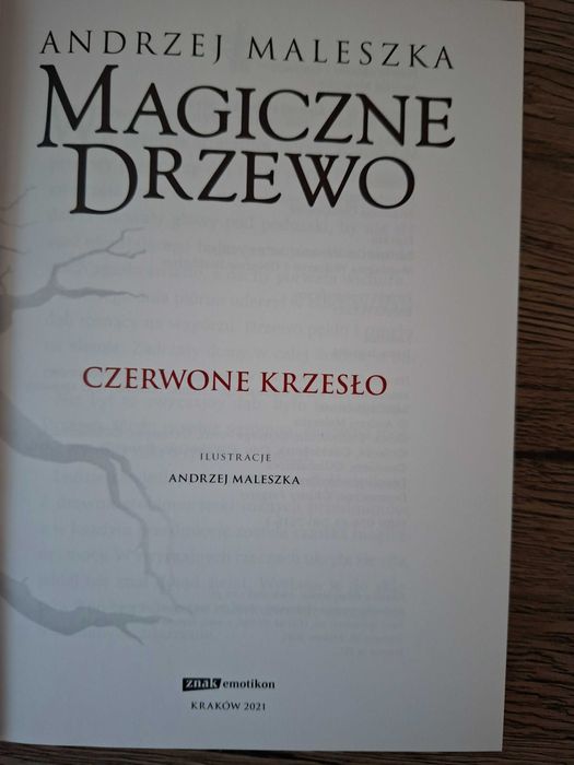 Książka Magiczne drzewo,  czerwone krzesło