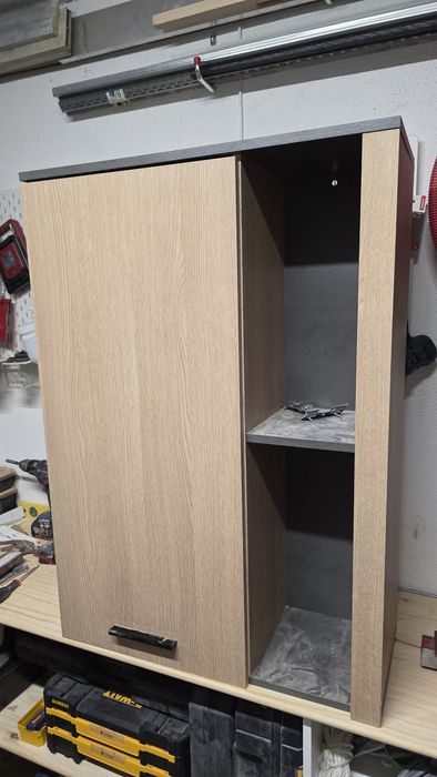 Móvel de parede em cor carvalho/preto