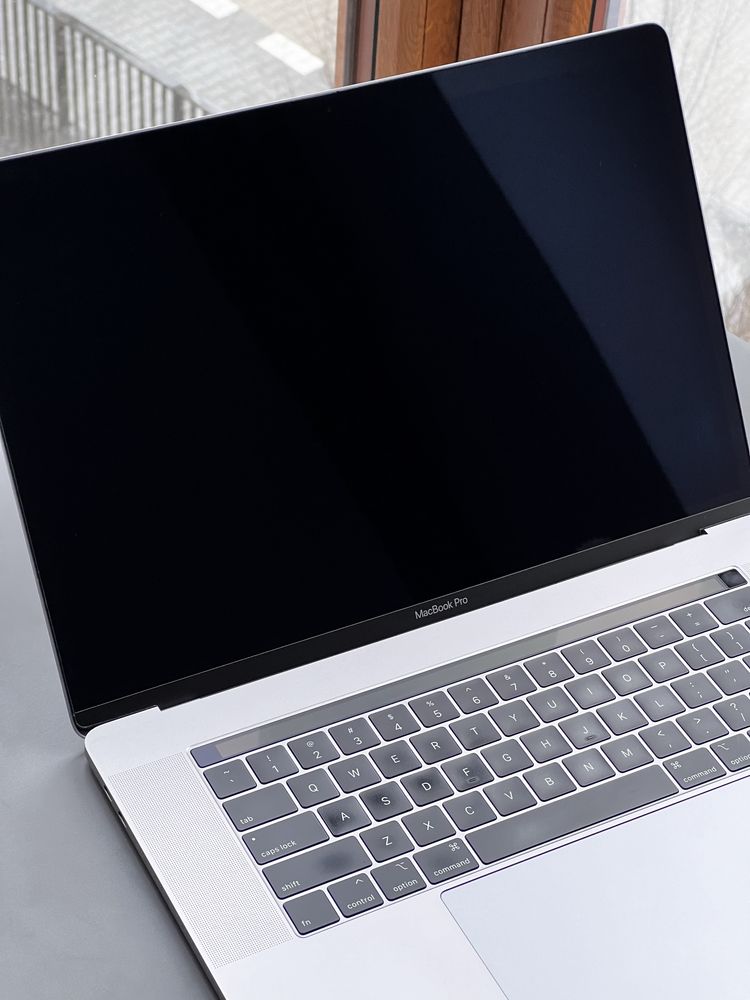 MacBook 15 2018 i7 250gb 16gb ram