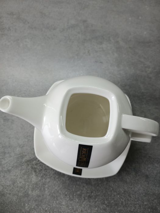 Czajniczek wraz z filiżanką i spodkiem