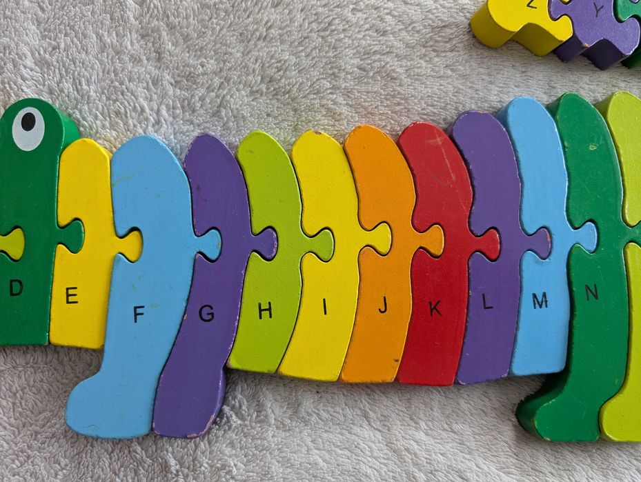 Drewniana układanka puzzle drewniane klocki krokodyl do nauki liter