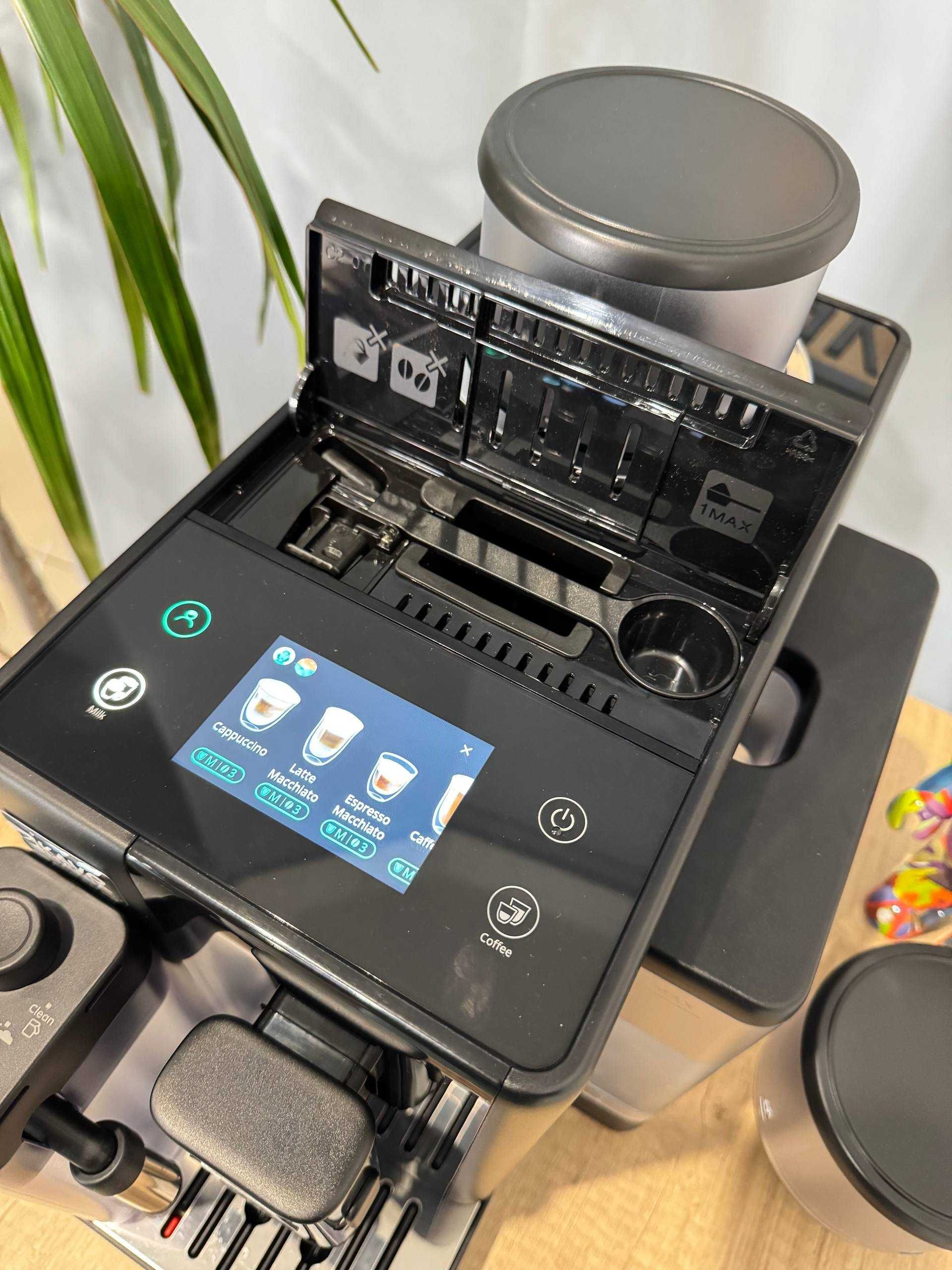 Современная кофемашина DeLonghi Rivelia с двумя бункерами для зерен