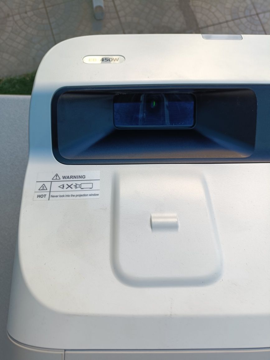 Projetor  epson EB-450W, que é um modelo de projetor de curta distânci