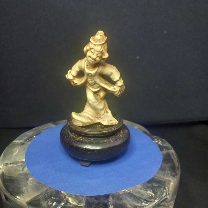 Pequeno palhaço em pedestal