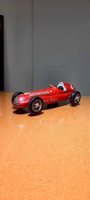 Carro de corrida em lata