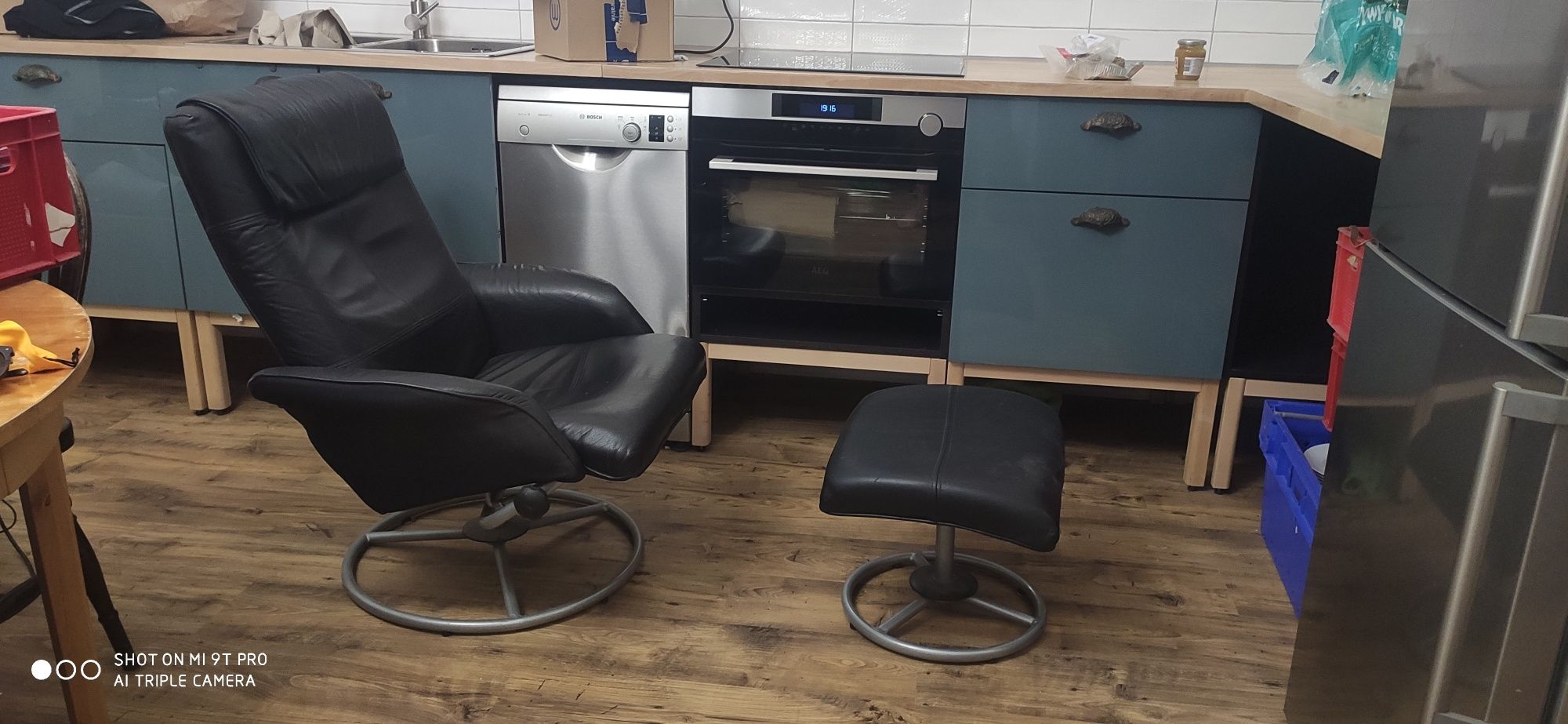 Fotel Ikea Malung z podnóżkiem skorzany