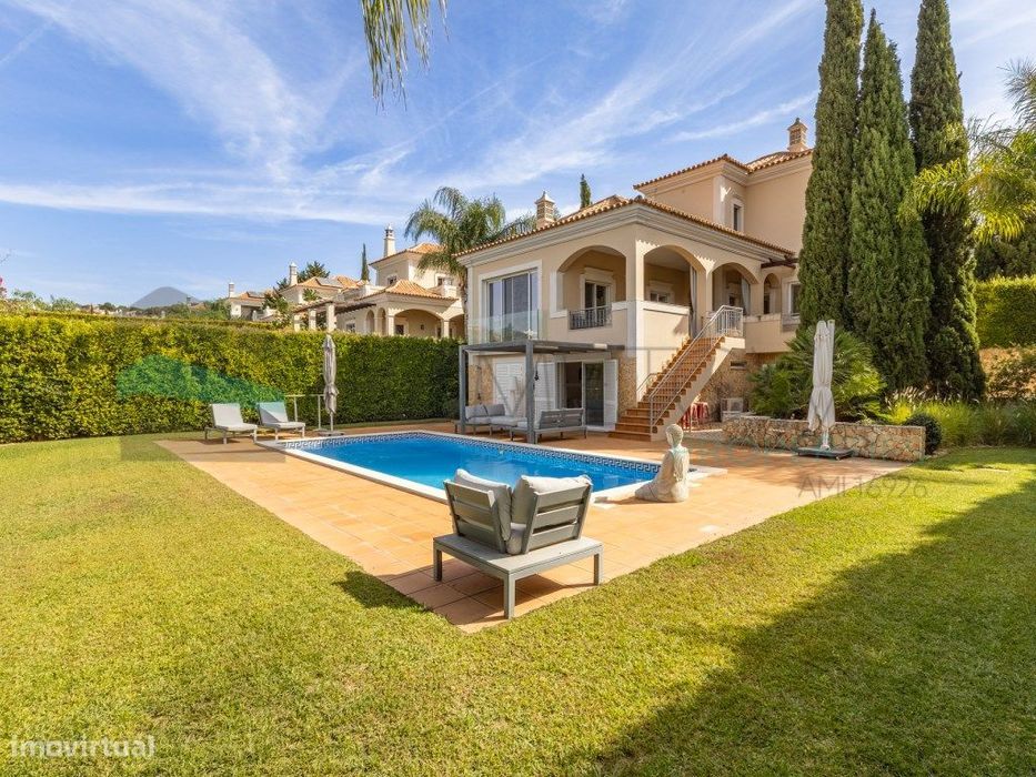 Elegante Moradia T4 com Piscina Privada e Jardim no The Crest, Alma...