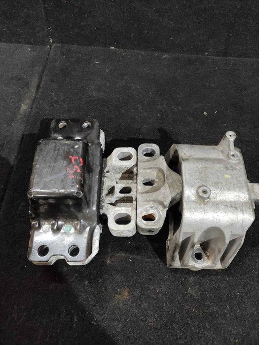 Подушка двигателя кронштейн Golf 5