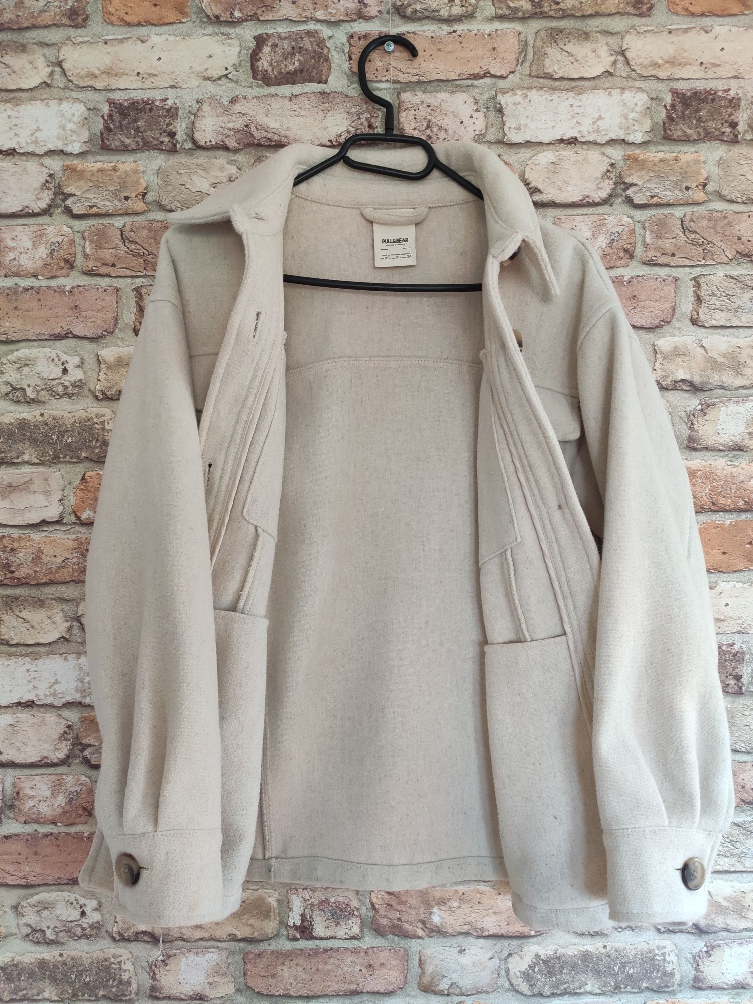 Luźna kurtka koszulowa typu oversize firmy Pull&Bear