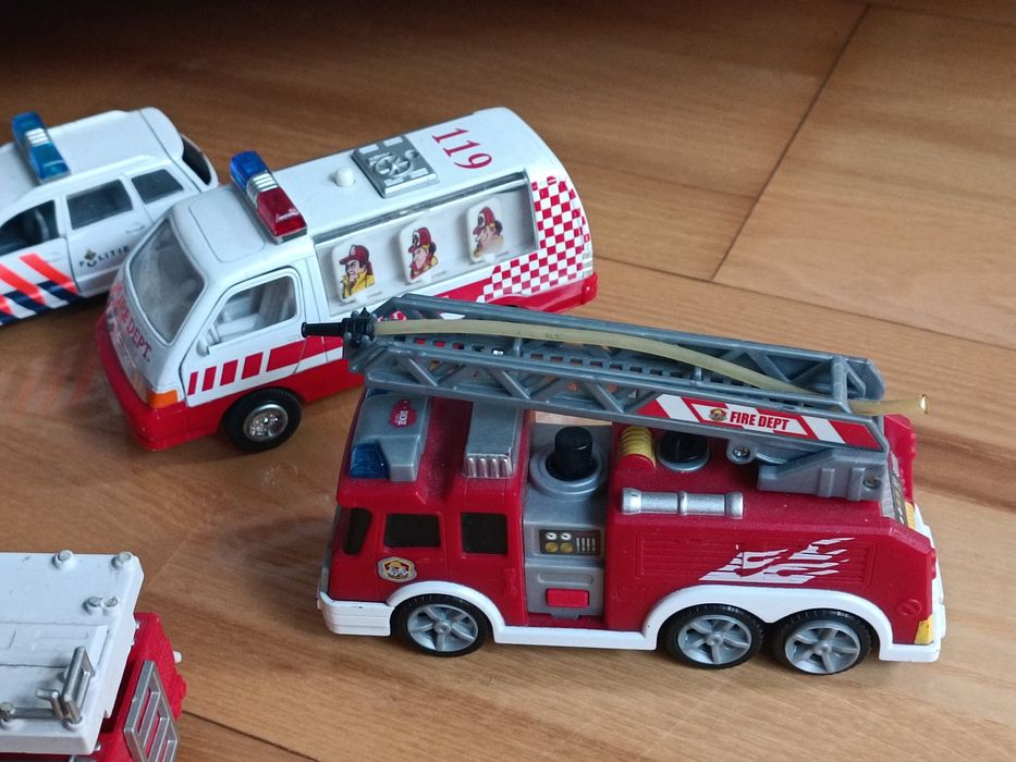 Zestaw pojazdów straż, karetka, policja