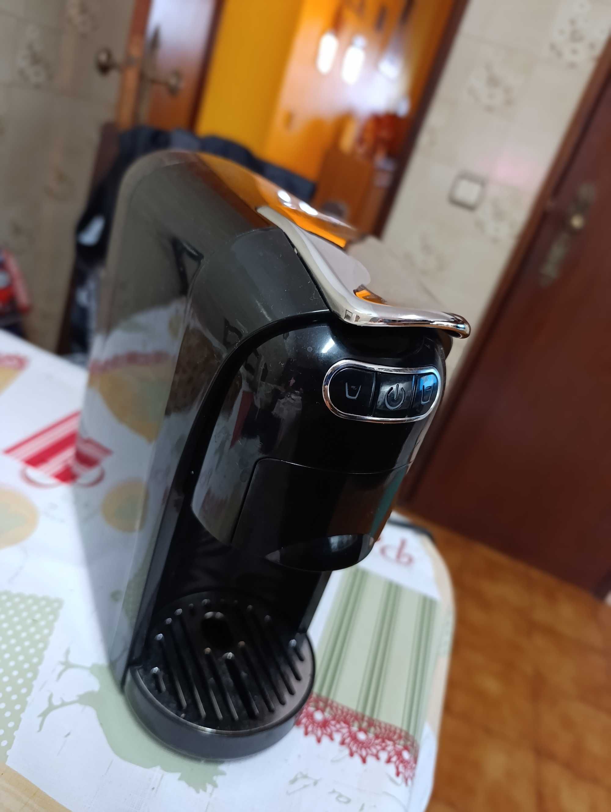 Máquina de café com acessórios