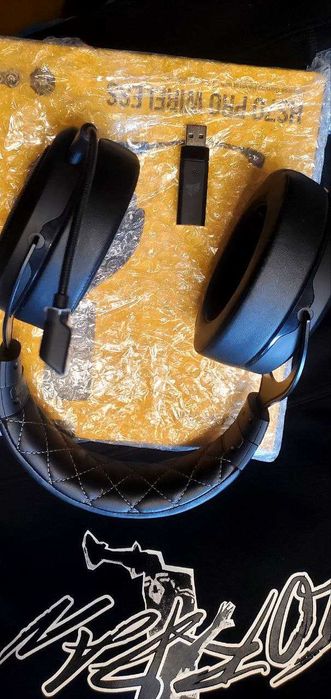 Геймерські бездротові наушники Corsair HS70 Pro Wireless Carbon