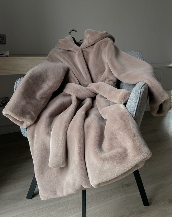 Шуба з капюшоном  преміум класу.