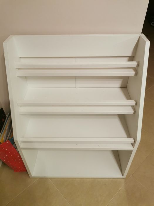 Regał na książki dla dzieci