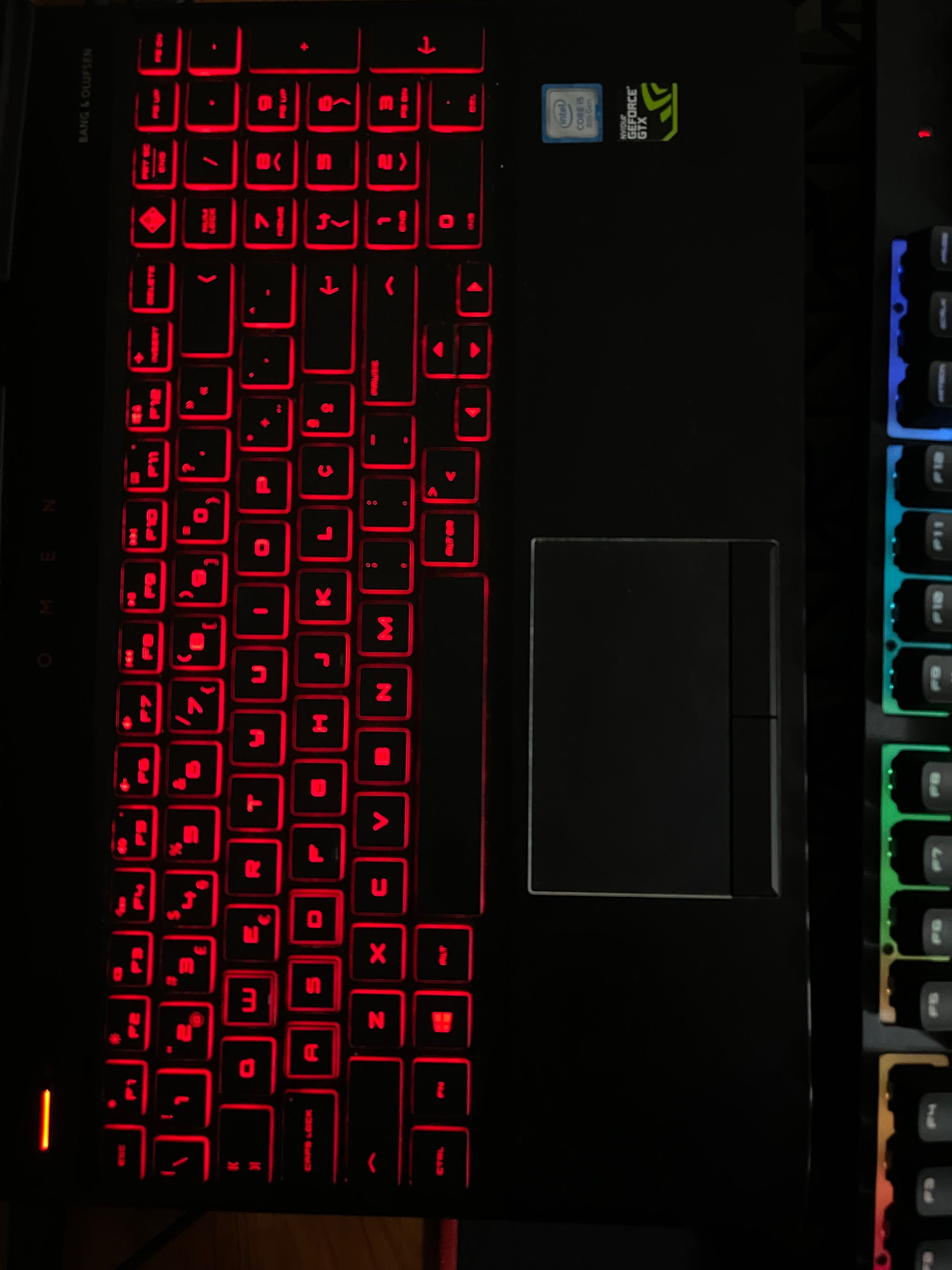 Computador Hp Omen com teclado, tapete e rato