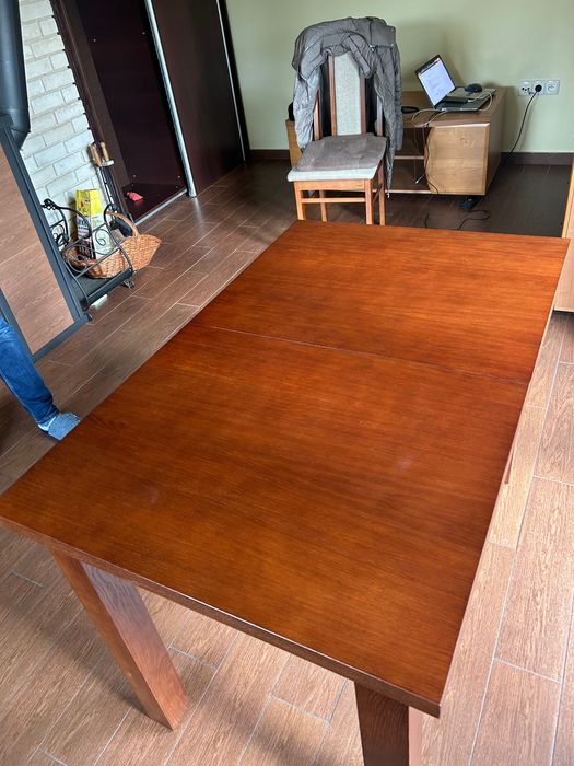 Drewniany stół do jadalni