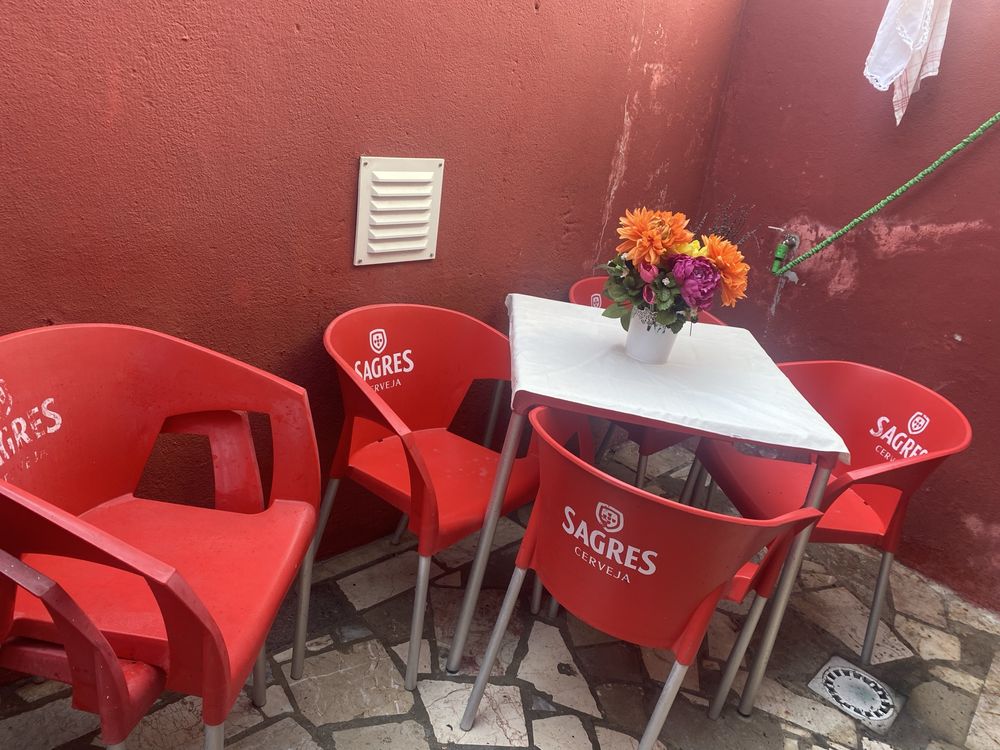 Para sair já. Mesa da sagres com 6 cadeiras