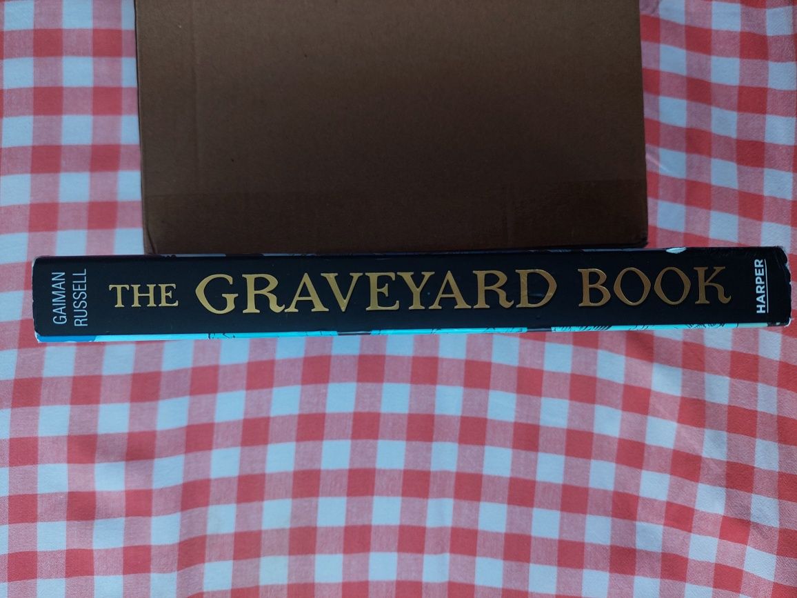 Комікс на англійській The graveyard book/ Історія з кладовищем