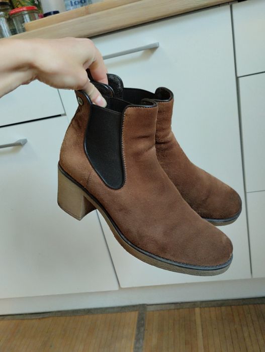 Brązowe zamszowe botki damskie na grubym obcasie Lasocki wkładka 26,5