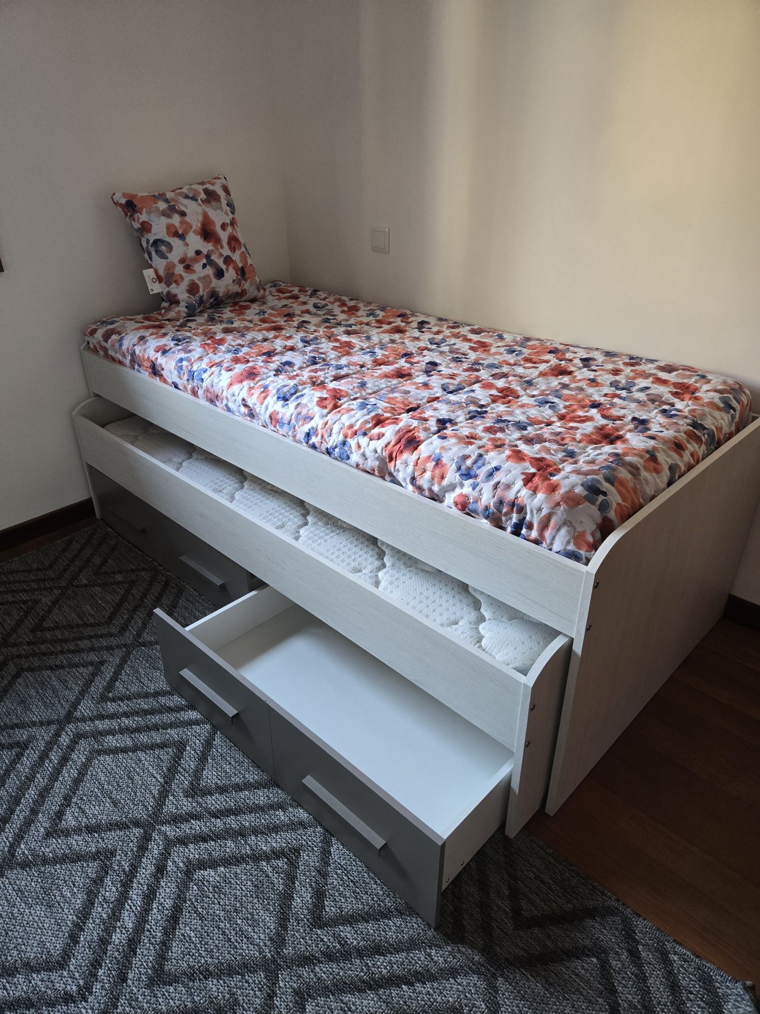 Cama com gavetas arrumação  NOVO