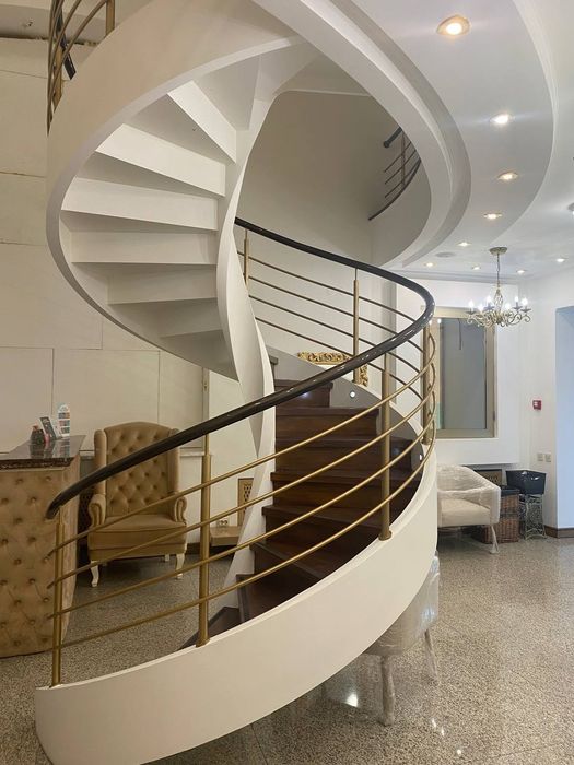 Поклейка обоев,покраска стен и потолков