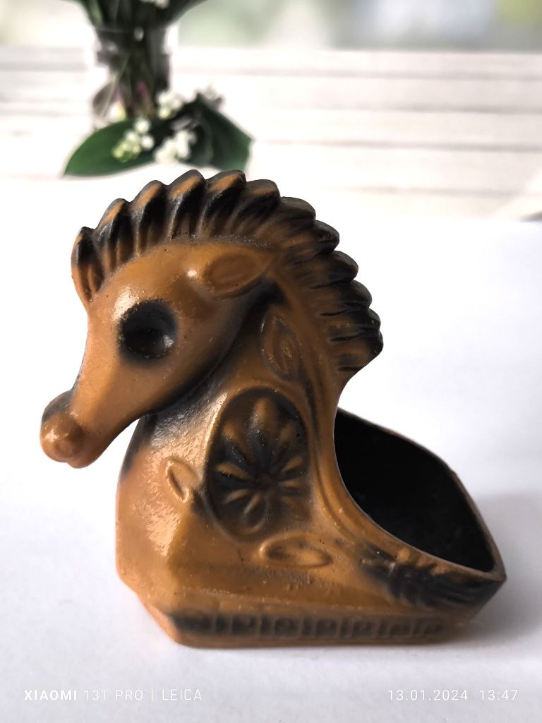 Piękna stara ceramika koń popielniczka