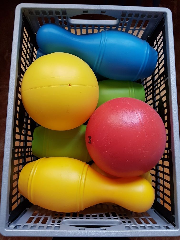 Kręgle / bowling, zestaw kolorowych kręgli z kulami i pojemnikiem