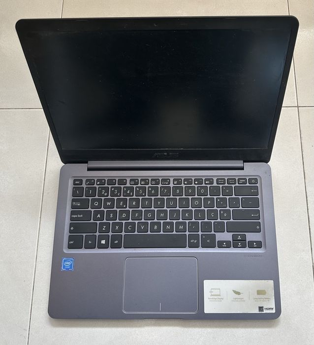 PC Portátil ASUS E406M avariado, para reparar ou para peças! Só 50€
