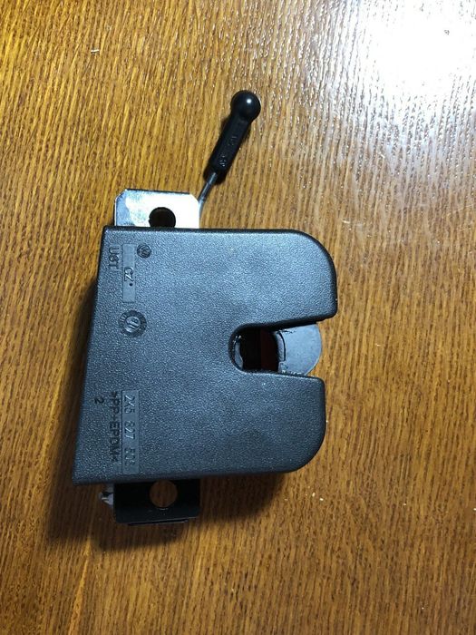 Замок крышки багажника 2K5827506 правый