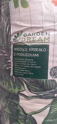 Wiszące krzesło z poduszkami