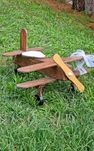 Avião feito em madeira com 70 cm de comprimento