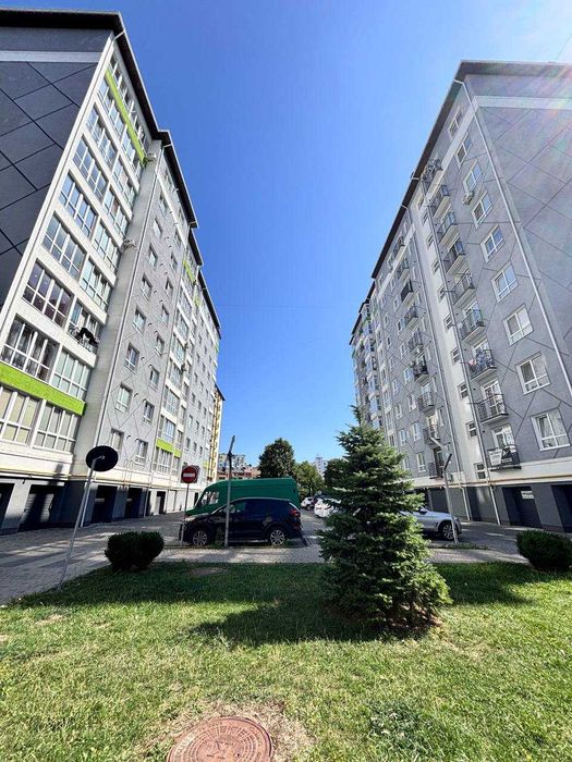 ПРОДАЖ Трикімнатна квартира з кухнею студією поруч парку