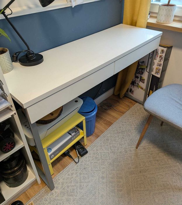 Biurko z JYSK – nowoczesne, białe w dobrym stanie