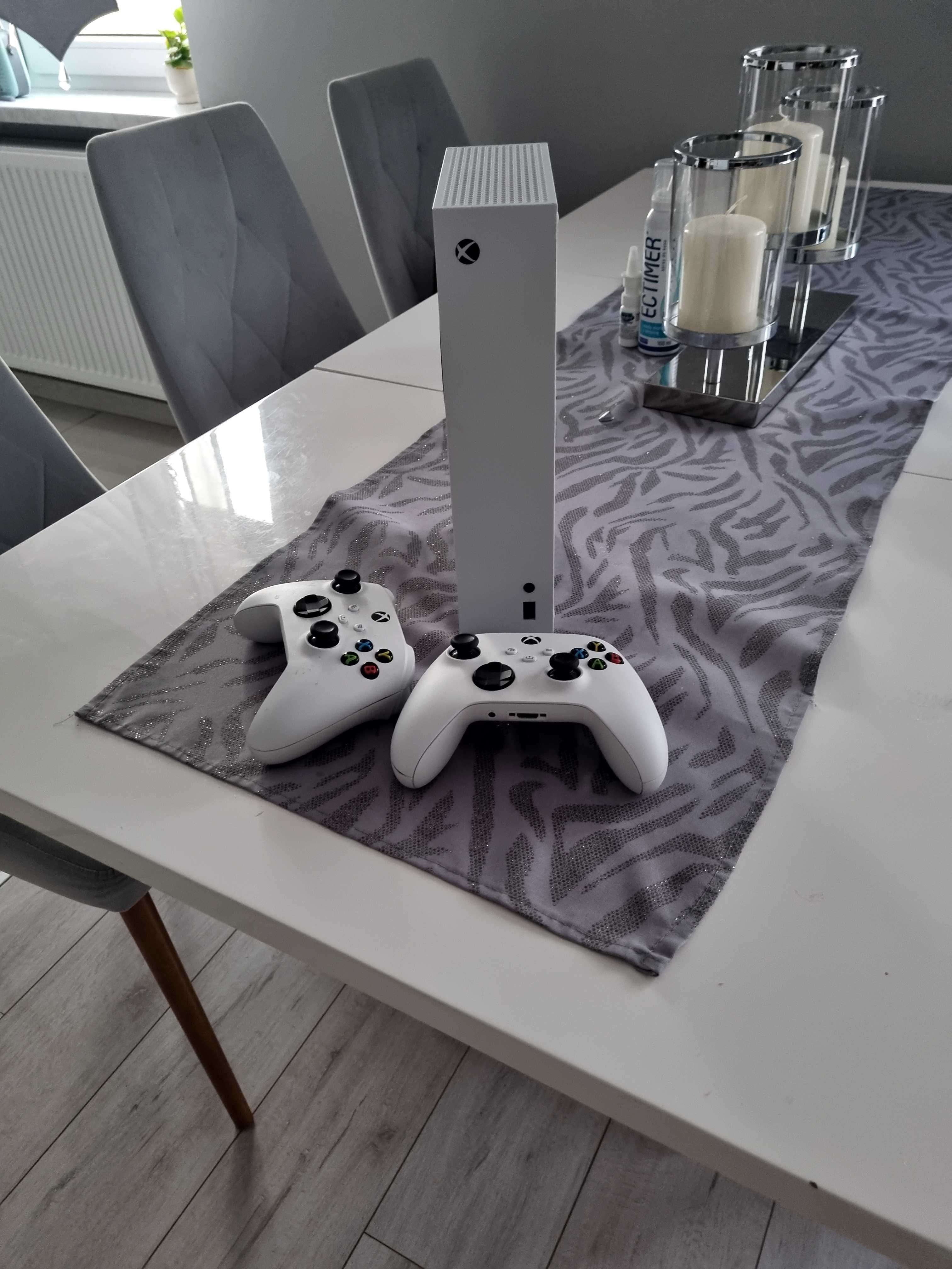 Xbox  seri S z dwoma padami