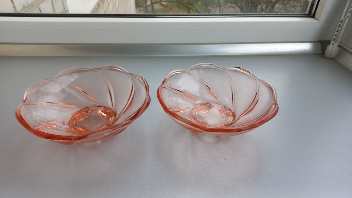 Остатки стеклянной  посуды  70 - х годов