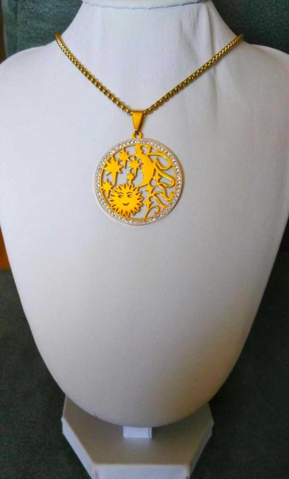 Colar Aço Dourado Grosso e Medalha Brilhante c/ Sol e Lua NOVO