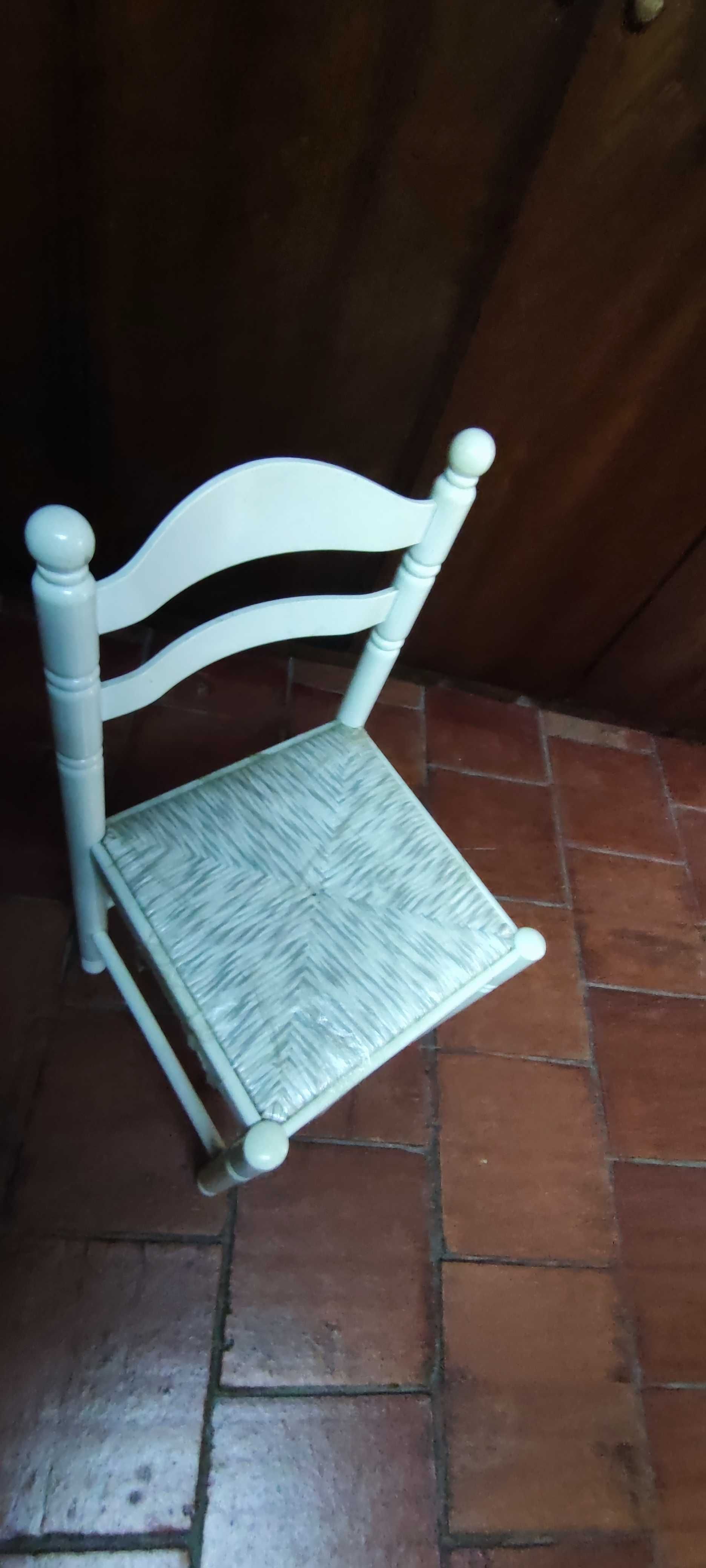 Mesa de cozinha madeira + 4 cadeiras e 2 bancos em bom estado